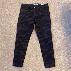 Social Standard by Sanctuary Black Camo Ankle Jeans- Sizs 8